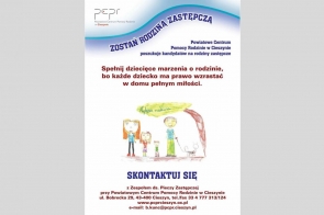 Plakat zachęca do zostania rodziną zastępczą, prezentując rysunek dziecka przedstawiający szczęśliwą, kolorową rodzinę pod dużym, czerwonym parasolem. Poniżej znajduje się tekst informujący, że Powiatowe Centrum Pomocy Rodzinie w Cieszynie poszukuje kandydatów na rodziny zastępcze. Na dole plakatu podane są kontaktowe informacje do Centrum.