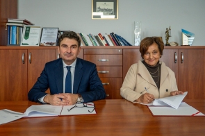 Wojewoda Śląski Marek Wójcik i Starosta Cieszyńska Janina Żagan podpisują umowę w ramach OLiOC for. J. Grygiel/ Wojweoda Śląski
