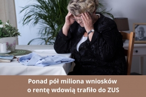 Starsza kobieta w czerni siedzi przy stole, opierając dłonie na skroniach. Na obrusie leży męska koszula i kilka dokumentów. W tle zdjęcie starszego mężczyzny w czarnej ramce, doniczka z kwiatami i lampka. Pod obrazem napis informujący o liczbie wniosków o rentę wdowią.