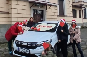 dyrektor-placowki-wraz-z-wychowankami-na-tle-otrzymanego-samochodu