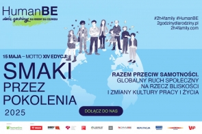 Na niebieskim tle widać ilustrację ludzi stojących na mapie świata. Duży napis "Smaki przez pokolenia 2025". Kampania HumanBE promuje bliskość i zmianę kultury pracy. Hasła i linki do stron na górze i dole.
