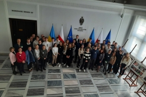 Grupa uczniów zwiedza Sejm