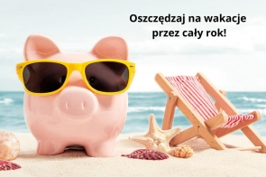 Różowa świnka-skarbonka w żółtych okularach przeciwsłonecznych stoi na plaży obok miniaturowego leżaka w czerwono-białe pasy. W tle morze i napis: „Oszczędzaj na wakacje przez cały rok!”.