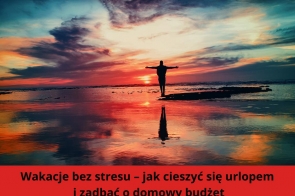 Osoba stojąca na skraju wody z rozpostartymi ramionami podczas zachodu słońca, w tle niebo w intensywnych barwach pomarańczy, czerwieni i granatu; poniżej czerwony pasek z napisem: Wakacje bez stresu – jak cieszyć się urlopem i zadbać o domowy budżet.