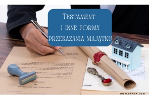 Na pierwszym planie widoczna jest osoba podpisująca testament. Na biurku znajdują się pieczęć, klucz, model domu oraz zrolowany dokument przewiązany czerwoną wstążką, co odnosi się do tematyki dziedziczenia i formalności prawnych. Napis "Testament i inne formy przekazania majątku" podkreśla tematykę związaną z różnymi sposobami dysponowania majątkiem.