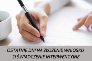 Ręka trzymająca długopis, pod nią znajduje się biała kartka a obok filiżanka kawy. W dolnej części grafiki widoczny jest pasek w kolorze szarym z tekstem informującym o  tym że są ostatnie dni na złożenie wniosku o świadczeniu interwencyjnym.