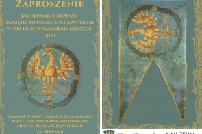Dwustronna grafika z turkusowym tłem i złotym orłem Piastów Cieszyńskich. Po lewej stronie tekst zaproszenia na wystawę, po prawej wizerunek historycznego sztandaru. Na dole logotypy Powiatu i Muzeum.