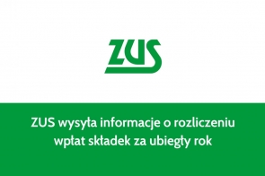 Białe tło z centralnie umieszczonym zielonym logo składającym się z liter przypominających „ZUS”. Pod logiem znajduje się szeroki zielony pasek, na którym białymi literami zapisano tekst: „ZUS wysyła informacje o rozliczeniu wpłat składek za ubiegły rok”. Minimalistyczny styl i oficjalny charakter grafiki podkreślają formalność przekazu.