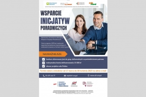 Troje uśmiechniętych ludzi przy stole podczas rozmowy. Obok informacje o konkursie Wsparcie Inicjatyw Poradniczych: do 15 000 zł dofinansowania, nabór od 17 marca do 30 kwietnia 2025, kontakt telefoniczny i mailowy.