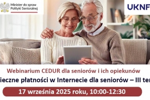 Starsze małżeństwo siedzi razem na kanapie, uśmiechnięte, patrzy na ekran laptopa. U góry logotypy Policji, Ministerstwa Polityki Senioralnej i UKNF. Zapowiedź webinarium o bezpiecznych płatnościach online, 17 września 2025, godz. 10:00–12:30.