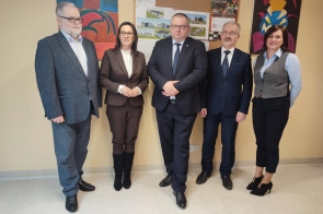 od lewej: Andrzej Molin Radny Sejmiku Województwa Śląskiego, Sylwia Cieślar Wójt Goleszowa, Krzysztof Klimosz Członek Zarządu Województwa Śląskiego, Mieczysław Szczurek Starosta Cieszyński i Katarzyna Rudek, dyrektor bażanowickiego OREW-u