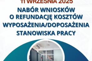 U góry widnieją logotypy. Centralnie czerwony napis „11 WRZEŚNIA 2025” i granatowy tytuł „Nabór wniosków o refundację kosztów wyposażenia/doposażenia stanowiska pracy”. Na dole turkusowy półokrąg z okrągłym zdjęciem sali komputerowej; w rogach logotypy Urzędu Pracy i CAZ.