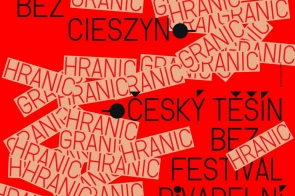 Jaskrawoczerwony plakat z wielkimi czarnymi literami ogłaszającymi 34. Międzynarodowy Festiwal Teatralny „Bez Granic” w Cieszynie i Českým Těšínie, w wersji polsko-czeskiej. Przez środek rozsypane dziesiątki beżowych „naklejek” z powtarzanym słowem „GRANIC/HRANIC.U dołu rząd drobnych logotypów partnerów oraz informacje.