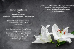 Grafika kondolencyjna z białymi liliami na szarym tle. Po lewej stronie tekst wyrażający współczucie dla Beaty Macury z powodu śmierci Mamy. Po prawej stronie cytat o matce i miłości. Układ elegancki, spokojny i pełen szacunku.