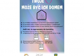 Plakat informacyjny o rodzicielstwie zastępczym: pastelowe tło, u góry ikona domu, poniżej nagłówek i wypunktowana lista, niżej sekcja z informacjami organizacyjnymi, na dole piktogramy i kontakt.