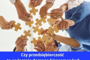 Kilka osób wspólnie układa drewniane puzzle, trzymając je nad głowami w geście współpracy. Obraz sugeruje działanie zespołowe i wspólne poszukiwanie rozwiązań. W dolnej części grafiki znajduje się niebieski pasek z białym napisem: „Czy przedsiębiorczość to wyłącznie domena biznesmenów?”. Całość budzi refleksję nad szerszym znaczeniem przedsiębiorczości.