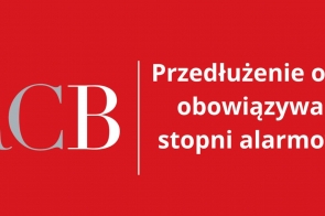 Na czerwonym tle widnieje grafika Rządowego Centrum Bezpieczeństwa z informacją o przedłużeniu obowiązywania stopni alarmowych. Prosty, czytelny komunikat ostrzegawczy przypomina o zachowaniu czujności i ostrożności.