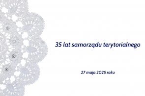 Biała, ozdobna koronka zajmuje lewą część obrazu, misternie wykonana z kwiatowych i liściastych wzorów. Po prawej stronie, na białym tle, ciemnoniebieski napis: „35 lat samorządu terytorialnego. 27 maja 2025 roku”.