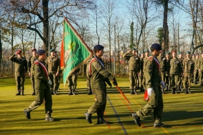 Pasowanie klas wojskowych uroczystości - sztandar