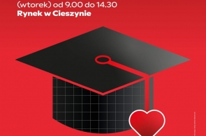 Na czerwonym tle umieszczono napis **„XXIV Akcja Krwiodawstwa – Zdaj egzamin z życia”** oraz grafikę **czapki absolwenta z czerwonym sercem**. W dolnej części znajdują się **dodatkowe informacje i logotypy organizatorów oraz partnerów**.