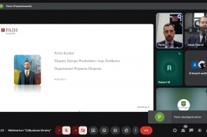 Uczestnicy webinarium w trakcie prezentacji Pavlo Kuchera z Polskiej Agencji Inwestycji i Handlu. Slajd informacyjny dotyczy możliwości odbudowy Ukrainy i roli, jaką mogą odegrać polscy przedsiębiorcy.