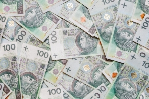 Na zdjęciu widać banknoty 100 złotówkowe 