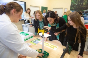 Na zdjęciu wspólne testowanie nowego sprzętu przez dyrekcję i uczniów