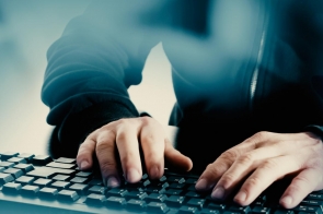 Nowe metody cyberprzestępców „Odchodzą od typowych ataków hakerskich” - człowiek piszący na klawiaturze 
