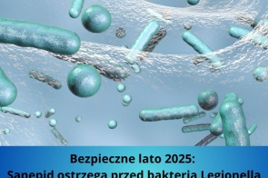 Trójwymiarowa ilustracja przedstawia niebiesko-zielone pałeczki bakterii Legionella unoszące się w wodnym środowisku. U dołu widnieje komunikat: „Bezpieczne lato 2025: Sanepid ostrzega przed bakterią Legionella”.