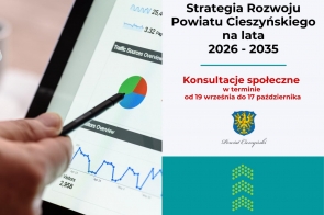 Grafika składająca się z trzech części.Po lewej dłoń trzymajaca wsaźnik skierowany w kierunku ekranu.W prawym górnym rogu tekst informujący o konsultacjach społecznych oraz herb powiatu,w prawym dolnym rogu zielona strzałka skierowana w górę.