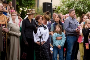 Janina Żagan Starosta Cieszyński w towarzystwie Ireny French, Dyrektorki Muzeum Śląska Cieszyńskiego podczas 15. Cieszyńskiej Nocy Muzeów 