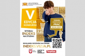 Na plakacie promującym V edycję konkursu „Złote Indeksy AEH” widnieje młody mężczyzna w granatowej bluzie, wskazujący palcem na widza. Obok niego napis: „Wygraj indeks na studia!”. Termin nadsyłania prac: 30.04.2025. Na dole kod QR i adres strony indeks.vizja.pl.