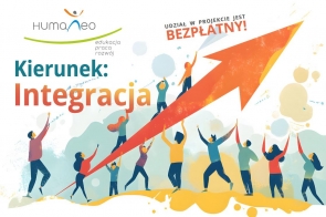 Kierunek: Integracja” – widać na nim grupę osób unoszących wspólnie dużą, pomarańczową strzałę skierowaną w górę. Obraz symbolizuje współpracę, wsparcie i wspólne dążenie do rozwoju. Hasło „Udział w projekcie jest BEZPŁATNY!” dodatkowo podkreśla otwartość i dostępność inicjatywy.