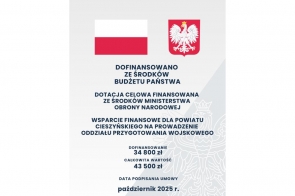 U góry flaga Polski i godło z białym orłem. Na środku tekst o dofinansowaniu z budżetu państwa i Ministerstwa Obrony Narodowej na prowadzenie oddziału wojskowego w Powiecie Cieszyńskim. Niżej podane kwoty wsparcia oraz data podpisania umowy. W tle jasny kontur orła.