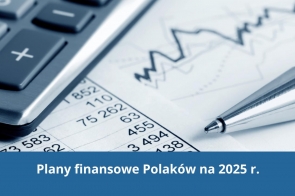 Obraz przedstawia metalowy długopis i fragment kalkulatora umieszczone na tle dokumentu finansowego z tabelami liczb oraz wykresem w formie linii przedstawiającej zmienność danych. Całość utrzymana jest w stonowanych odcieniach niebieskiego, co podkreśla powagę tematu i odnosi się do kwestii finansowych na 2025 rok.