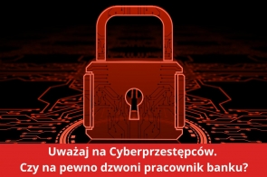 Grafika przedstawia czerwony, cyfrowy symbol kłódki na tle czarnej, abstrakcyjnej siatki obwodów elektronicznych, co sugeruje tematykę bezpieczeństwa w świecie cyfrowym. Poniżej w czerwonym polu znajduje się napis: „Uważaj na Cyberprzestępców. Czy na pewno dzwoni pracownik banku?”, co wyraźnie nawiązuje do ostrzeżenia przed oszustwami.