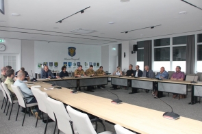 Posiedzenie Powiatowego Zespołu Zarządzania Kryzysowego w Starostwie Powiatowym w Cieszynie, poświęcone koordynacji działań służb i gmin w związku z intensywnymi opadami i przygotowaniami przeciwpowodziowymi.