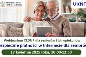 Grafika promuje webinarium "Bezpieczne płatności w Internecie dla seniorów" organizowane przez UKNF, Ministerstwo do spraw Polityki Senioralnej i Policję, zaplanowane na 17 kwietnia 2025 roku. Na grafice starsza para korzysta wspólnie z tabletu, siedząc na kanapie w swoim domu.
