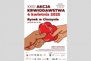 Plakat promujący XXIII Akcję Krwiodawstwa „Zdaj egzamin z życia” w Cieszynie 4 kwietnia 2025 r. Przedstawia ilustrację dłoni przekazującej czerwone serce z kroplami krwi. Zawiera informacje o wydarzeniu, atrakcjach i patronach medialnych.