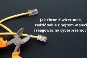 Na czarnym tle widoczne są żółte kable sieciowe z wtyczkami oraz pomarańczowe szczypce tnące. Obok białym tekstem pytanie: „Jak chronić wizerunek, radzić sobie z hejtem w sieci i reagować na cyberprzemoc?!”. Grafika symbolizuje kwestie bezpieczeństwa w internecie.