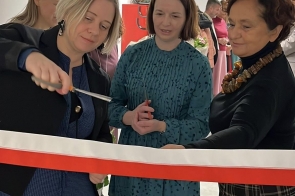 Uroczyste otwarcie poradni moment przecięcia wstęgi