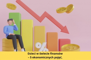 Postać siedzi na stosie monet, obok niej słupki wykresu o różnej wysokości i czerwono-pomarańczowa strzałka skierowana w dół. W tle unoszą się złote monety i symbol procentu. Na dole napis: „Dzieci w świecie finansów – 5 ekonomicznych pojęć, które warto wytłumaczyć najmłodszym”.