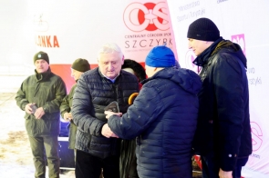 jan poloczek członek zarządu powiatu cieszyńskiego w towarzystwie uczestników wydarzenia