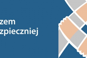 Granatowe tło, po lewej stronie biały napis „Razem bezpieczniej”, po prawej stylizowane grafiki splecionych rąk tworzących symbol współpracy i wsparcia. Całość przekazuje ideę wspólnego działania na rzecz bezpieczeństwa.
