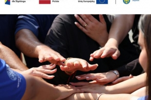 Zdjęcie przedstawia plakat - gotowe do pomocy ręce 