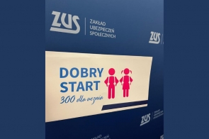 Plakat ZUS promujący program "Dobry Start - 300 dla ucznia" z prostą grafiką chłopca i dziewczynki z plecakami w kolorze różowym na niebieskim tle.