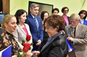 Na zdjęciu widać nauczycieli odbierających akty mianowania. Wręczają je widoczni Janina Żagan, starosta cieszyński, oraz przewodniczący Rady Powiatu Cieszyńskiego, Stanisław Kubicius. 