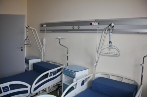 Na zdjęciu łóżka szpitalne
