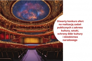 Wnętrze eleganckiego teatru z kilkoma piętrami zdobionych balkonów otacza scenę zasłoniętą złotą kurtyną. Sklepienie zdobi artystyczne malowidło przypominające nocne niebo z gwiazdami. Po prawej stronie, na białym tle, widoczny jest czerwony napis informujący o otwartym konkursie ofert z zakresu kultury, sztuki, ochrony dóbr kultury i dziedzictwa narodowego.