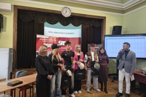 Laureaci konkursu stoją w auli szkolnej wraz z jurorami